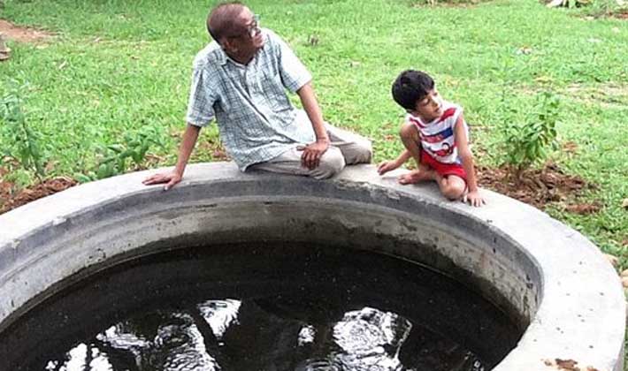 নুহাশ পল্লীতে হুমায়ূন আহমেদ ও নুহাশ